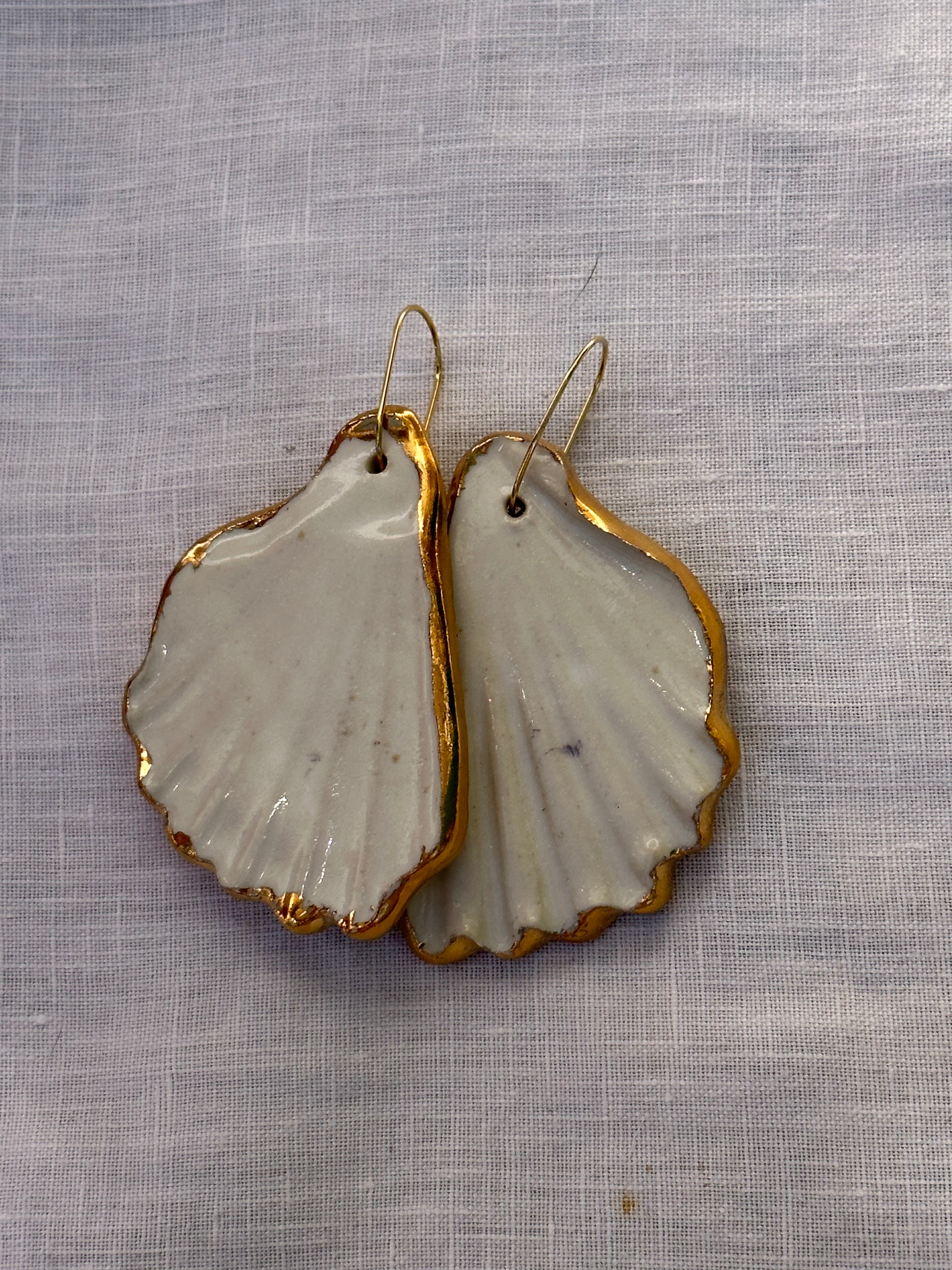 White + gold shell earrings