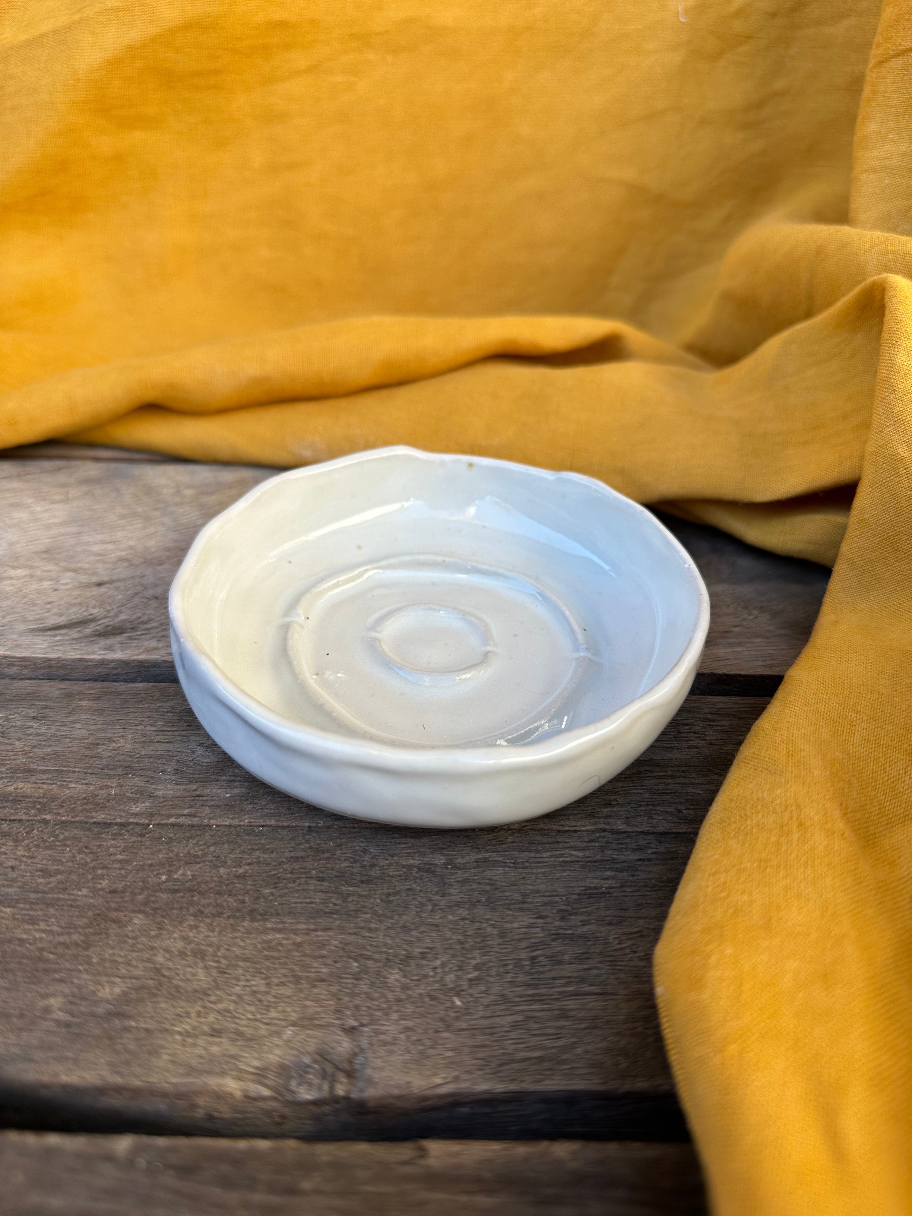 Round white gloss soap dish