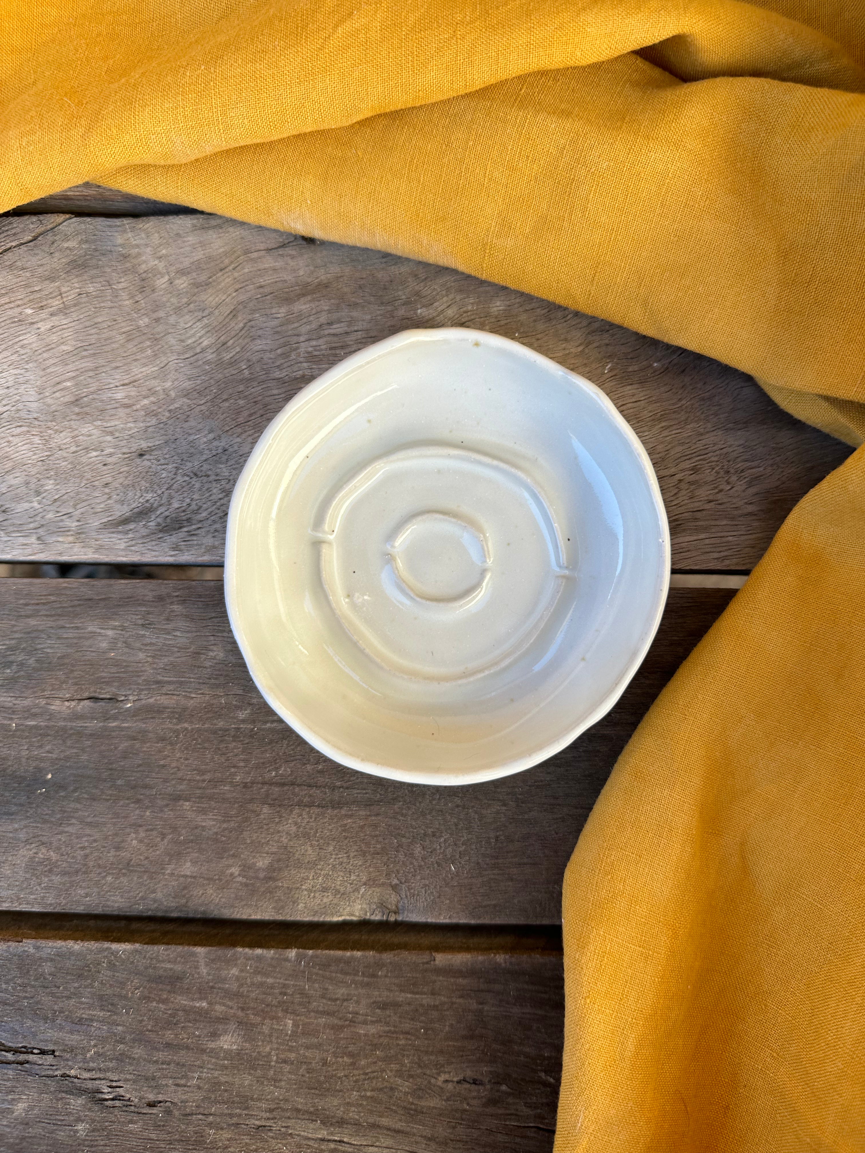 Round white gloss soap dish